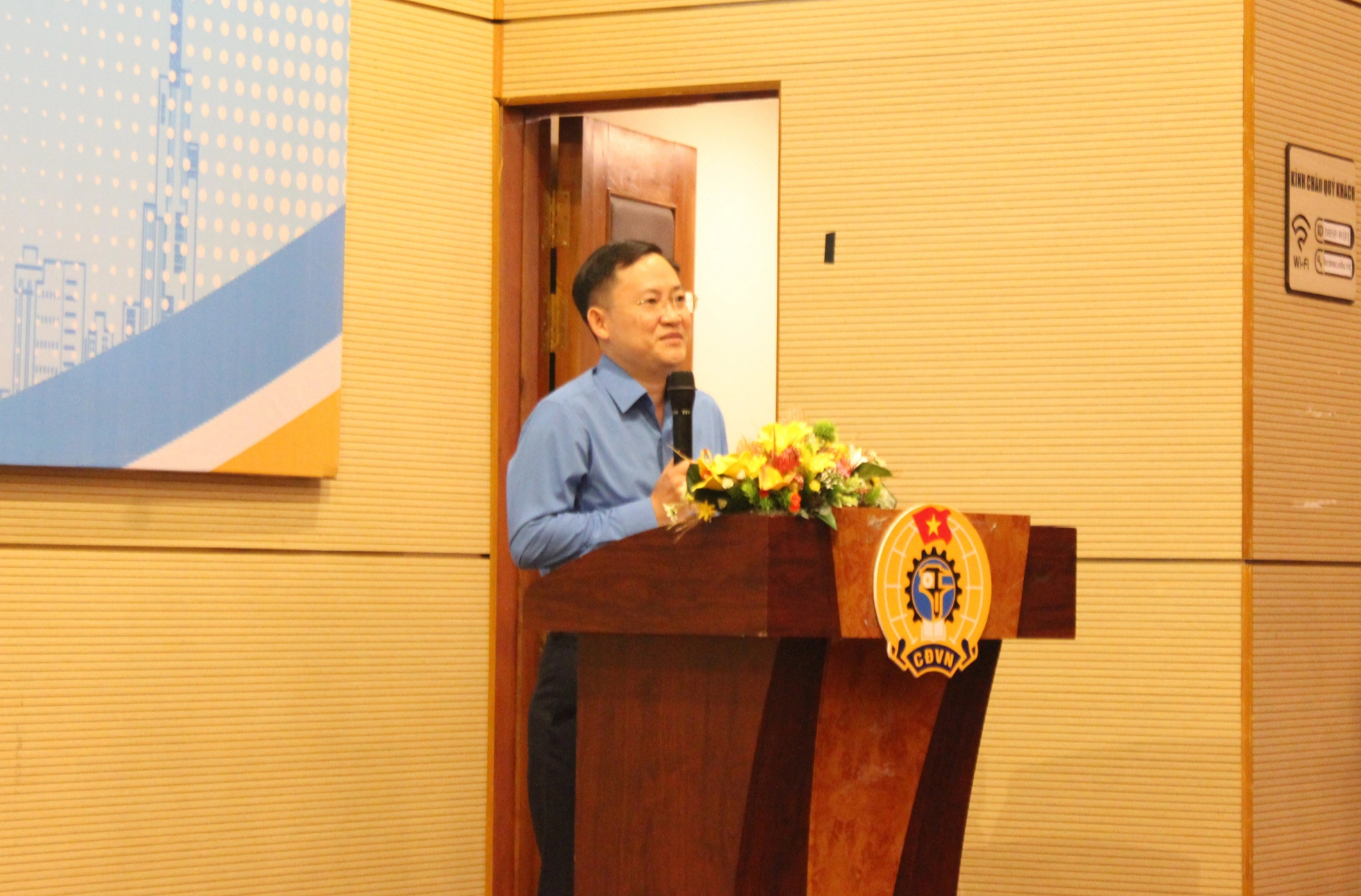 Trao học bổng hơn 200 triệu đồng cho đoàn viên công đoàn, người lao động TP.HCM- Ảnh 1.
