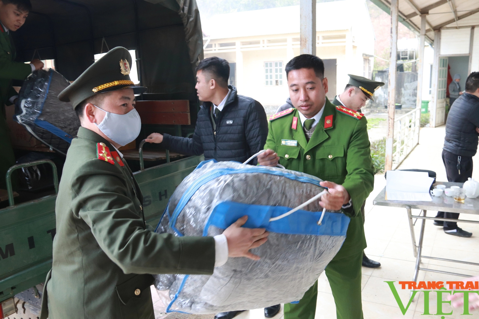 Công an tỉnh Sơn La: "Xuân thiện nguyện - Tết an khang" xua tan giá lạnh nơi vùng cao Sơn La- Ảnh 2.