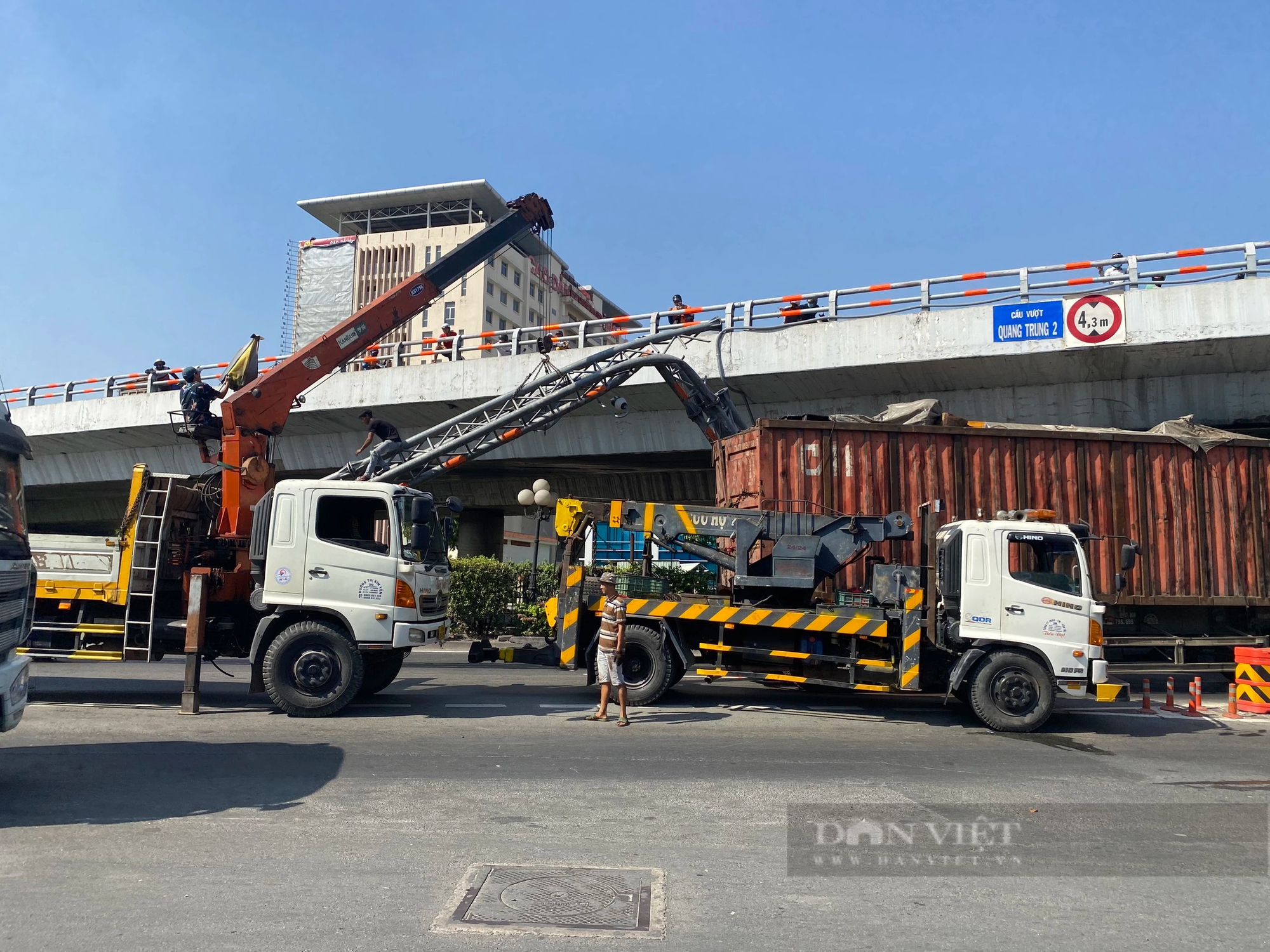 Xe container va chạm với khung giá long môn, quốc lộ ở TP.HCM ùn tắc hơn 5km- Ảnh 1.