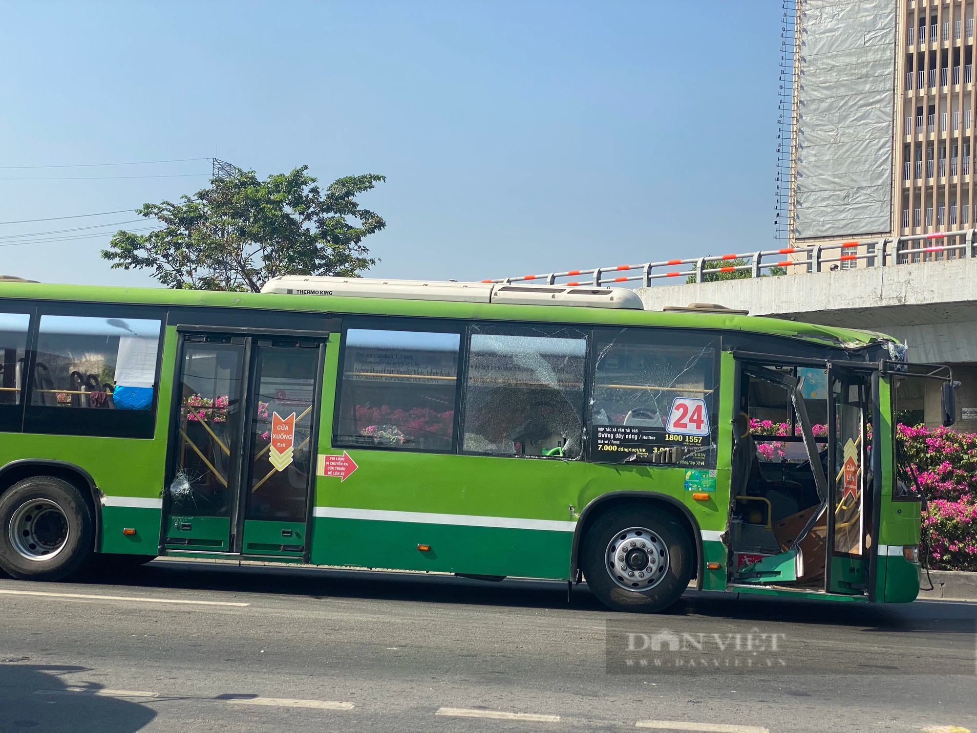 Xe container va chạm với khung giá long môn, quốc lộ ở TP.HCM ùn tắc hơn 5km- Ảnh 3.