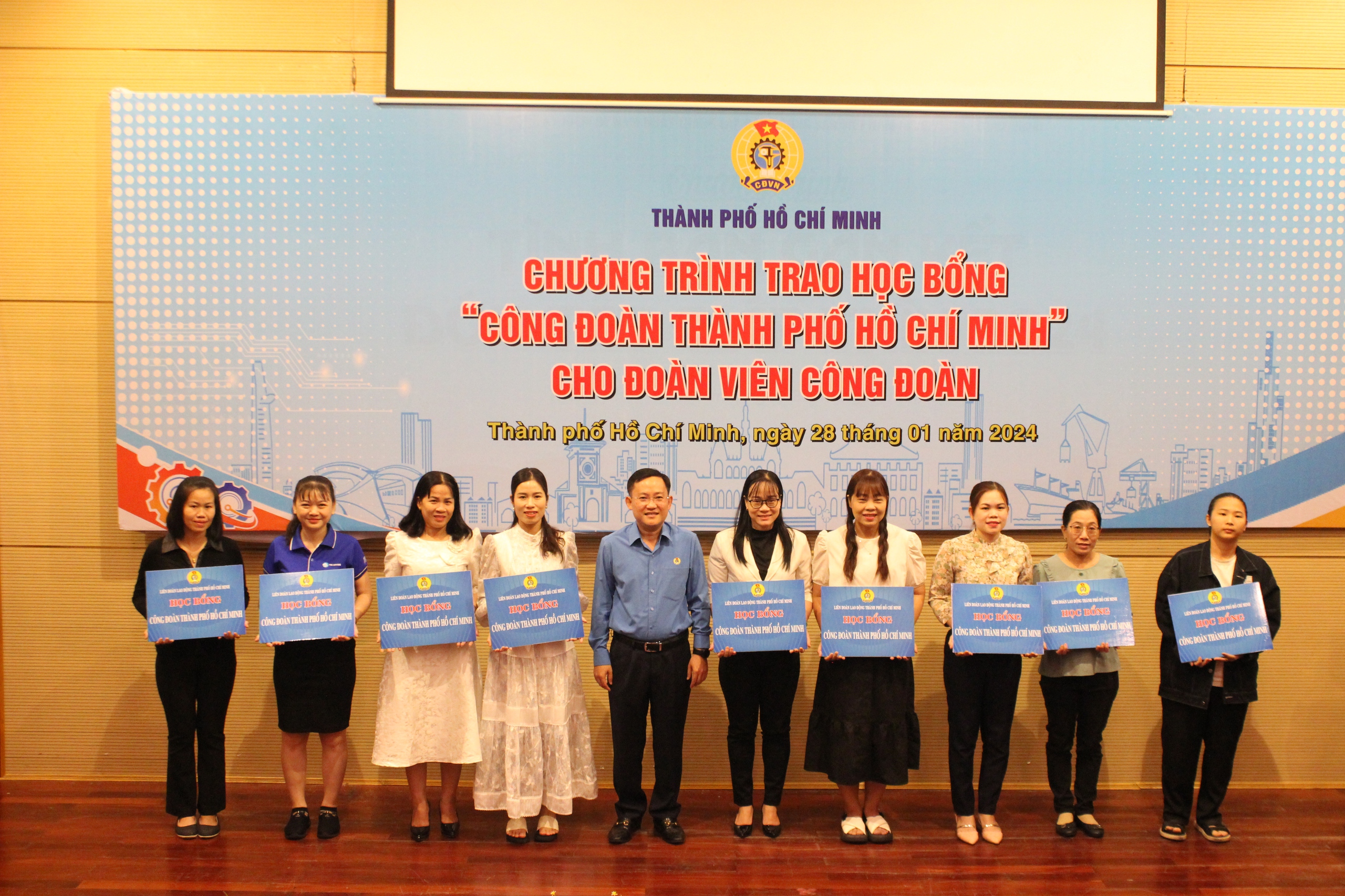 Trao học bổng hơn 200 triệu đồng cho đoàn viên công đoàn, người lao động TP.HCM- Ảnh 4.