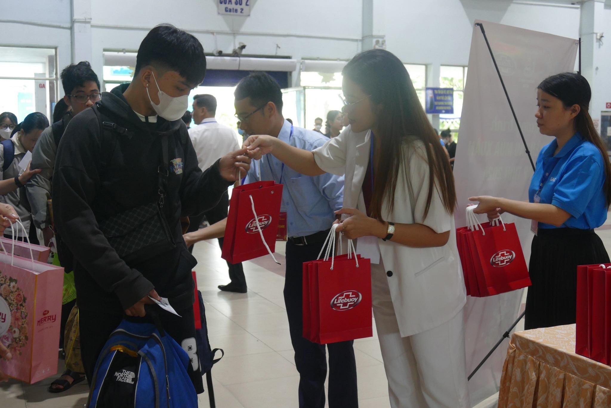 "Chuyến tàu mùa xuân" đầu tiên đưa sinh viên khó khăn về quê đón Tết- Ảnh 4.