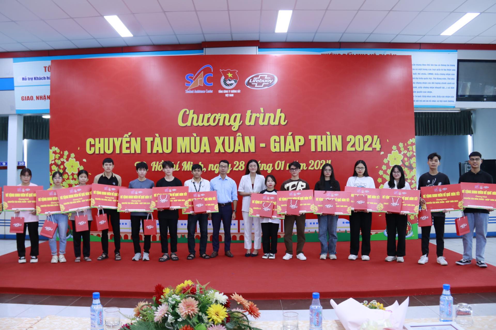 "Chuyến tàu mùa xuân" đầu tiên đưa sinh viên khó khăn về quê đón Tết- Ảnh 1.