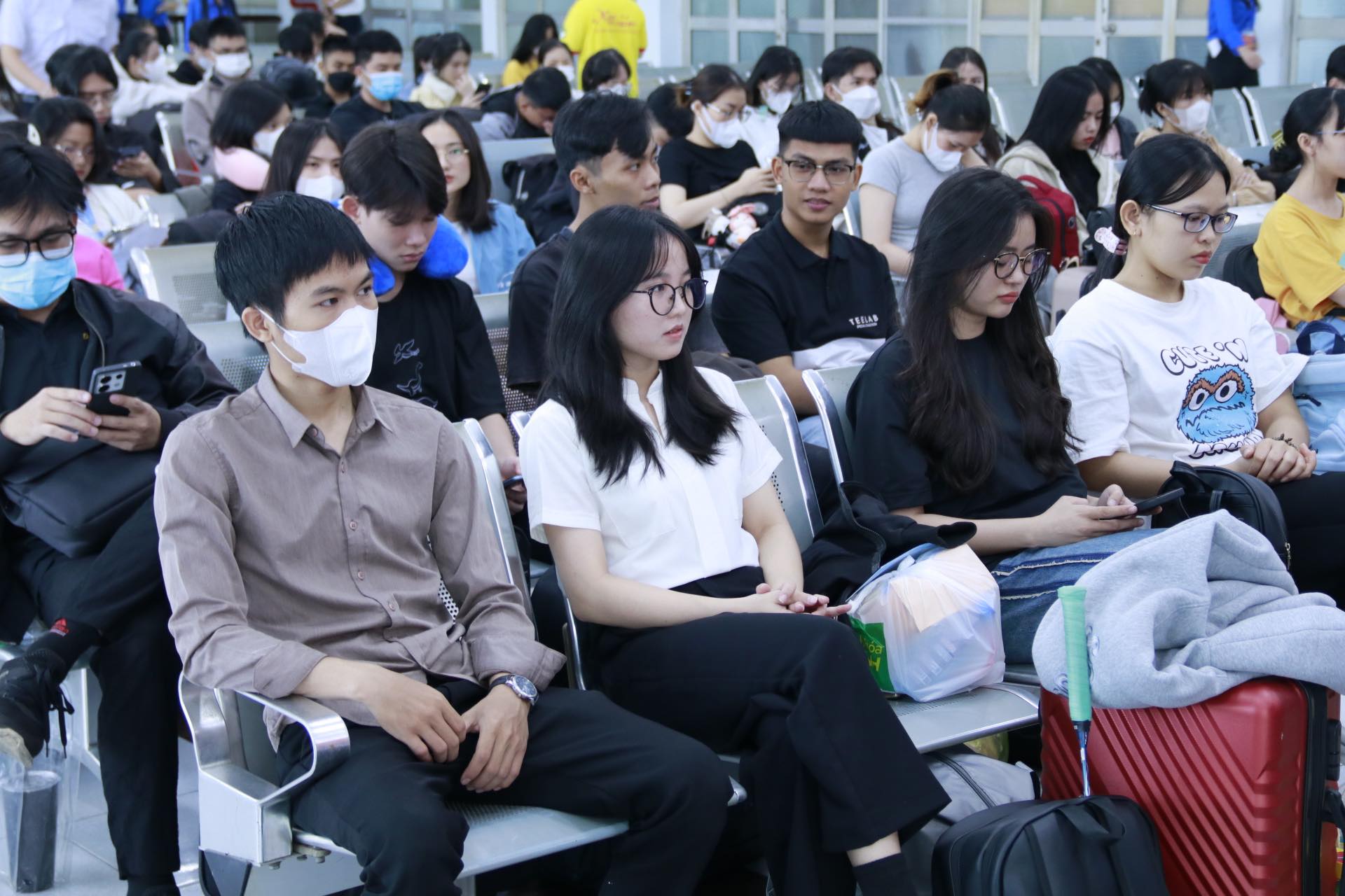"Chuyến tàu mùa xuân" đầu tiên đưa sinh viên khó khăn về quê đón Tết- Ảnh 3.