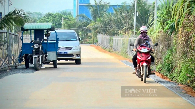 Tuyến đường Phú An 75 (xã Phú An, TX.Bến Cát) do các hộ dân sinh sống 2 bên tuyến đường đóng góp với tổng kinh phí 1,3 tỷ đồng. Ảnh: T.L