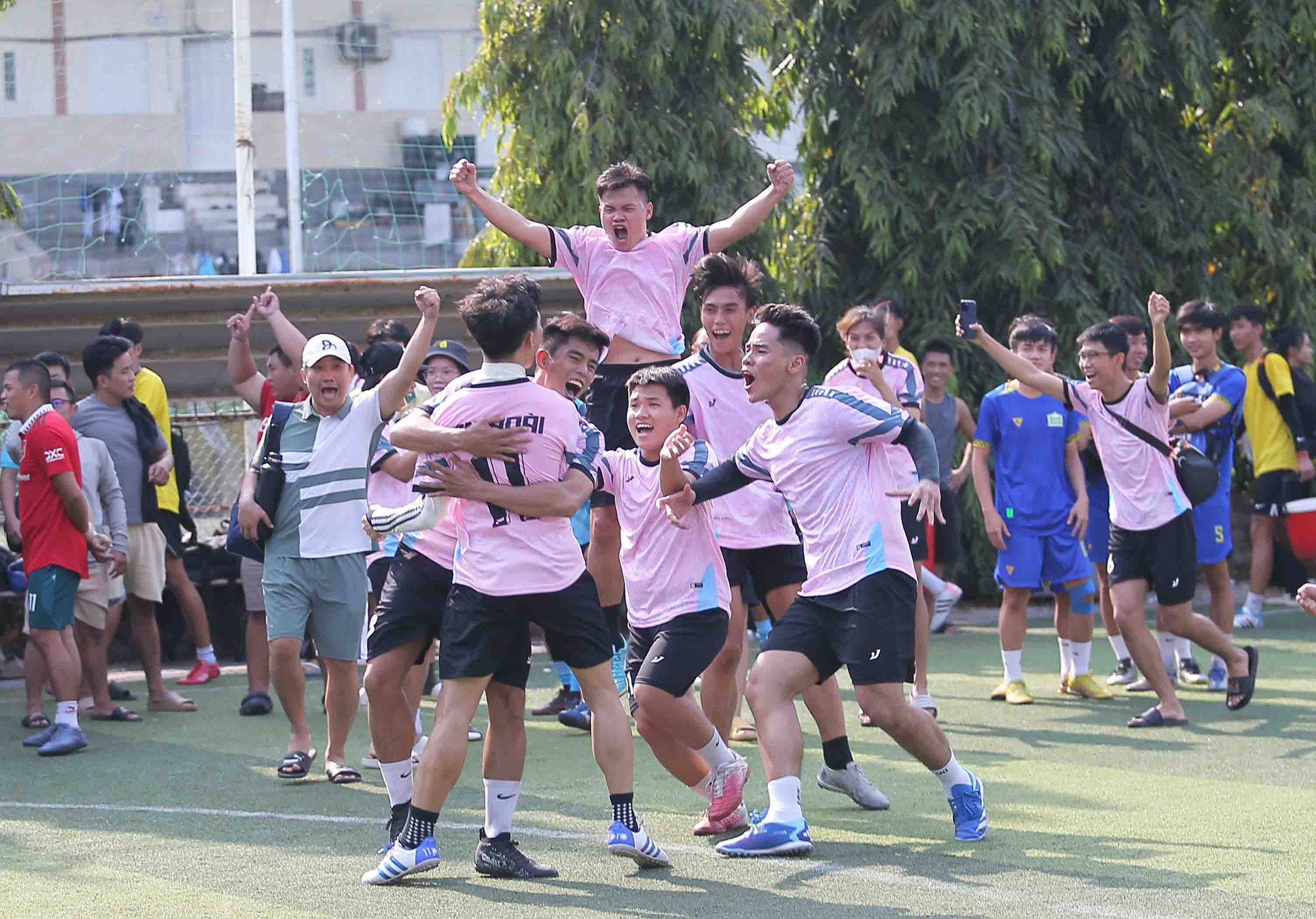 Các nhà vô địch võ thuật tung hoành trên sân bóng đá phủi- Ảnh 9.