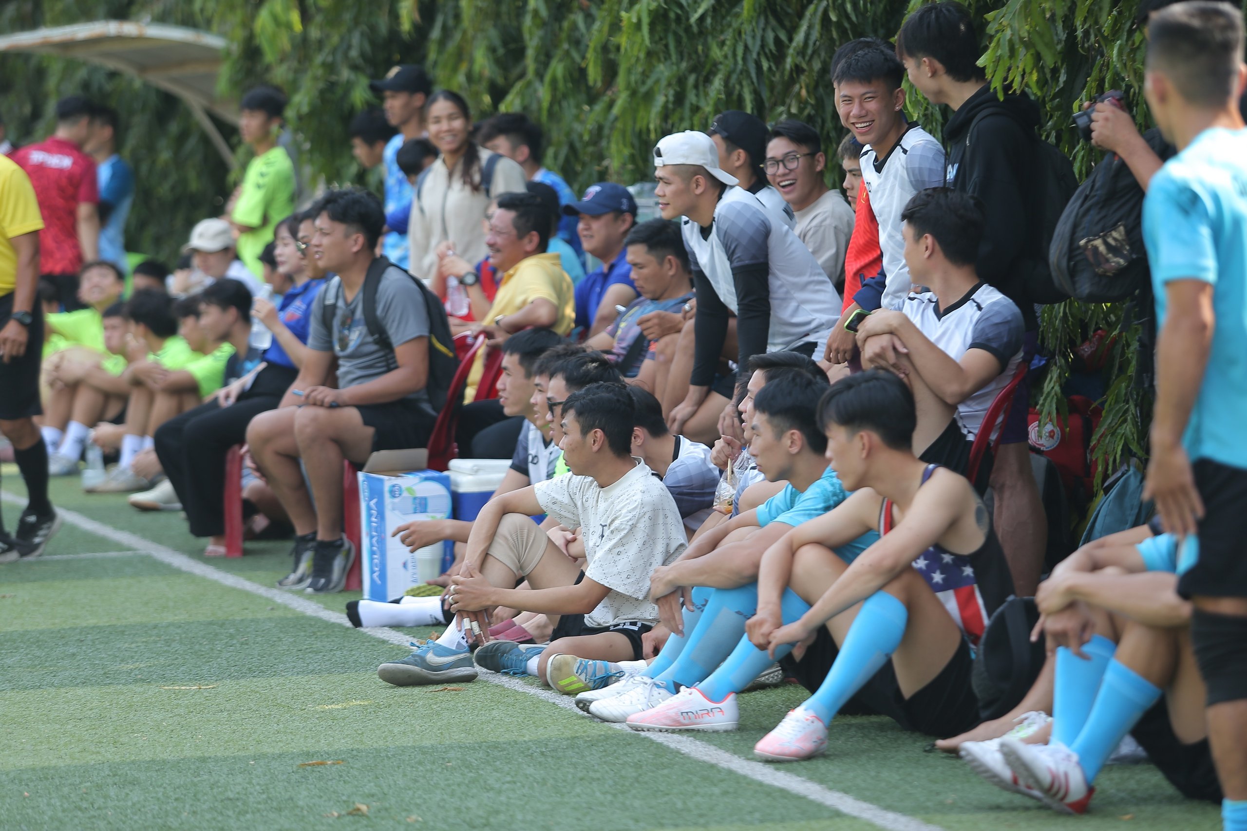 Các nhà vô địch võ thuật tung hoành trên sân bóng đá phủi- Ảnh 4.