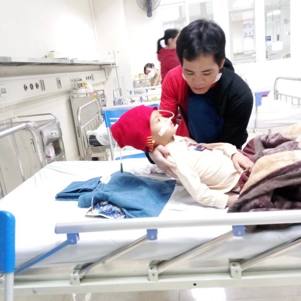 Giọt nước mắt nghẹn ngào của người cha chăm con mắc bệnh viêm não- Ảnh 3.