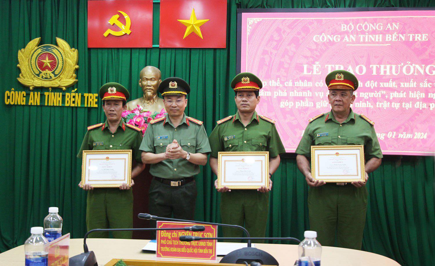 Thưởng nóng lực lượng phá án vụ trinh sát hình sự giết cô gái phi tang xác xuống sông Hàm Luông- Ảnh 1.