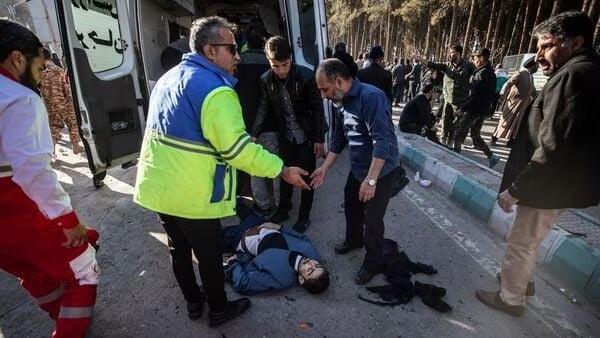 Đánh bom kép đẫm máu gần mộ tướng Iran, hàng trăm người thương vong, Tehran 'giận dữ' thề báo thù- Ảnh 1.