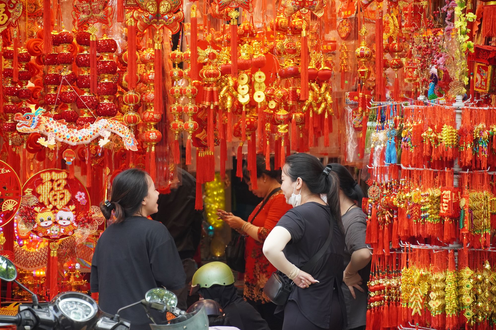 Hàng Tết đổ về chợ sỉ lớn nhất TP.HCM, tiểu thương thấp thỏm chờ khách- Ảnh 3.