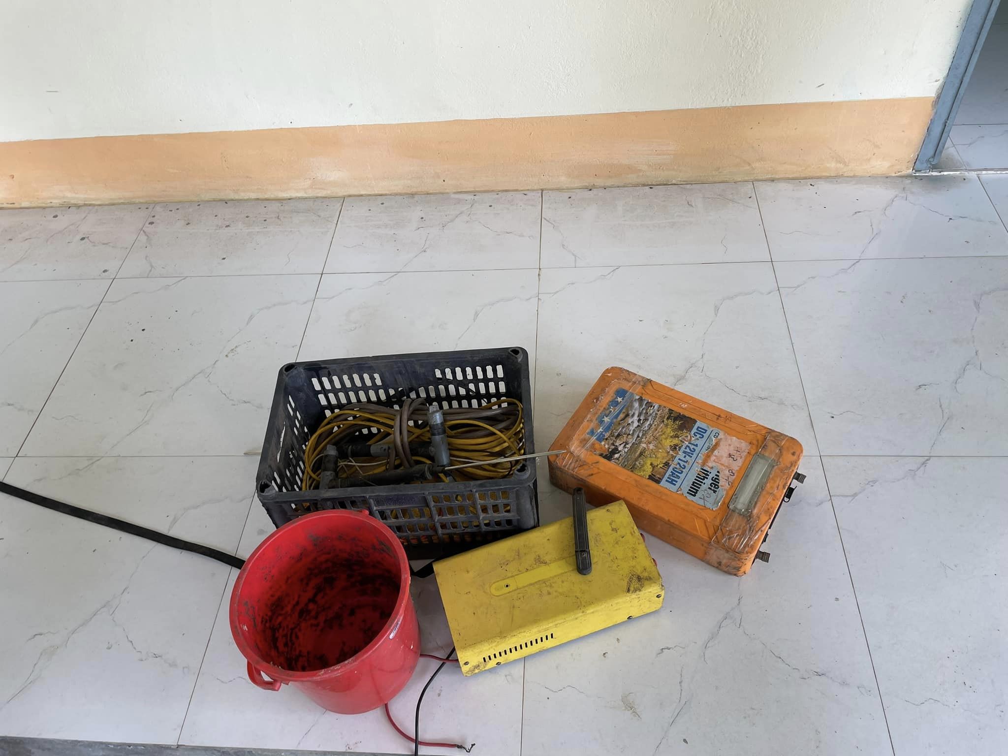 Kích điện bắt giun đất ở Gia Lai, ngành chức năng ngăn chặn kịp thời 2 người đàn ông sai phạm- Ảnh 2.