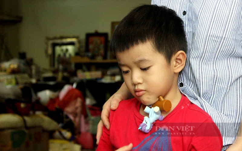Mỗi ngày, bé Chung Nhật Hải vẫn hỏi mẹ &quot;Ba cứ bận đi làm xa, sao mãi không về?&quot;. Ảnh: Nguyên Vỹ