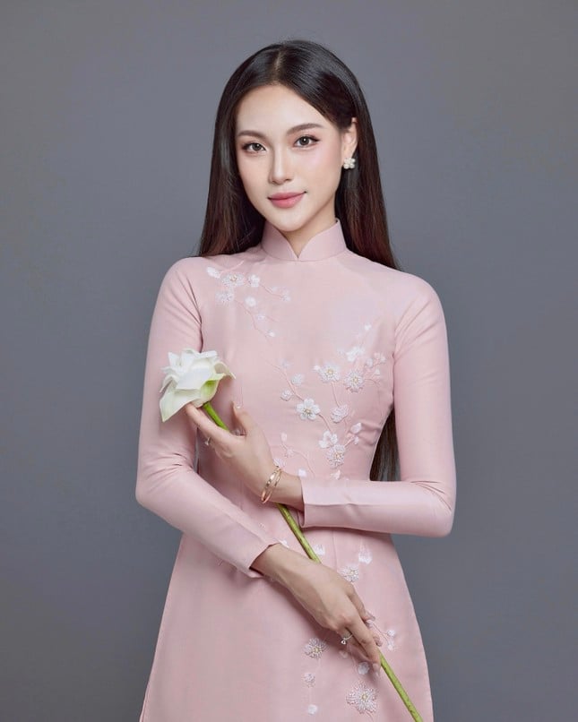 Nữ sinh tặng hoa cho Thủ tướng Hà Lan là đại diện của Hà Nội tại cuộc thi Hoa hậu Quốc gia Việt Nam- Ảnh 1.