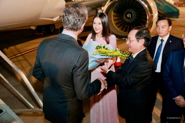 Nữ sinh tặng hoa cho Thủ tướng Hà Lan là đại diện của Hà Nội tại cuộc thi Hoa hậu Quốc gia Việt Nam- Ảnh 2.