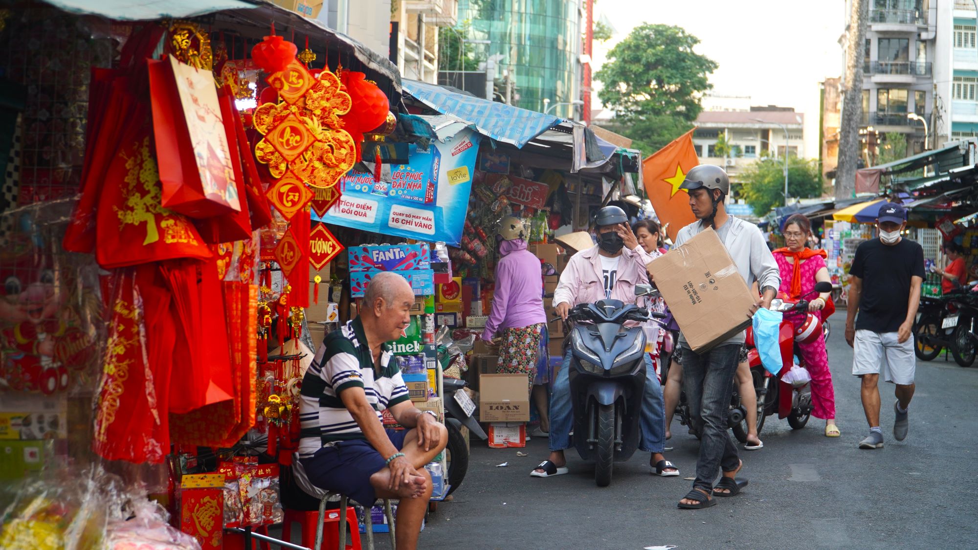 Chợ nhà giàu, chợ vàng mã sôi động mùa Tết- Ảnh 1.