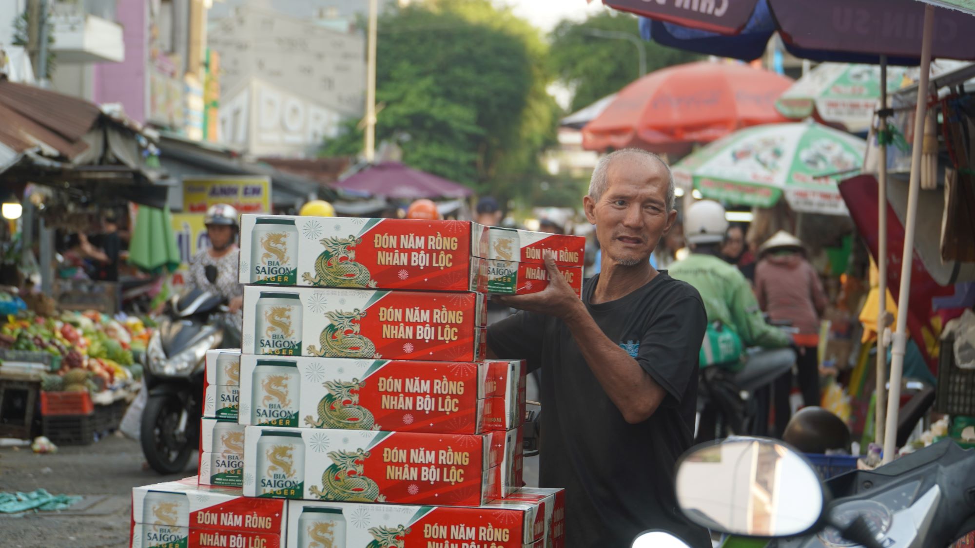 Chợ nhà giàu, chợ vàng mã sôi động mùa Tết- Ảnh 3.