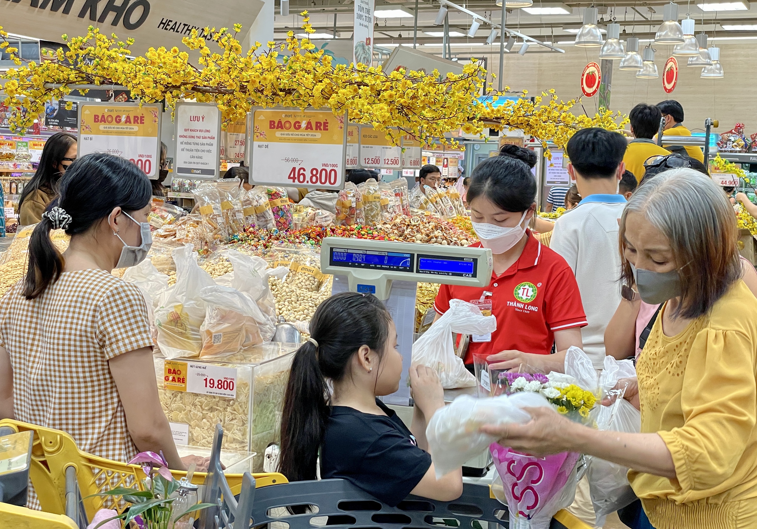 Còn vài ngày nữa là Tết, siêu thị dồn dập khuyến mãi, giảm giá sốc- Ảnh 1.