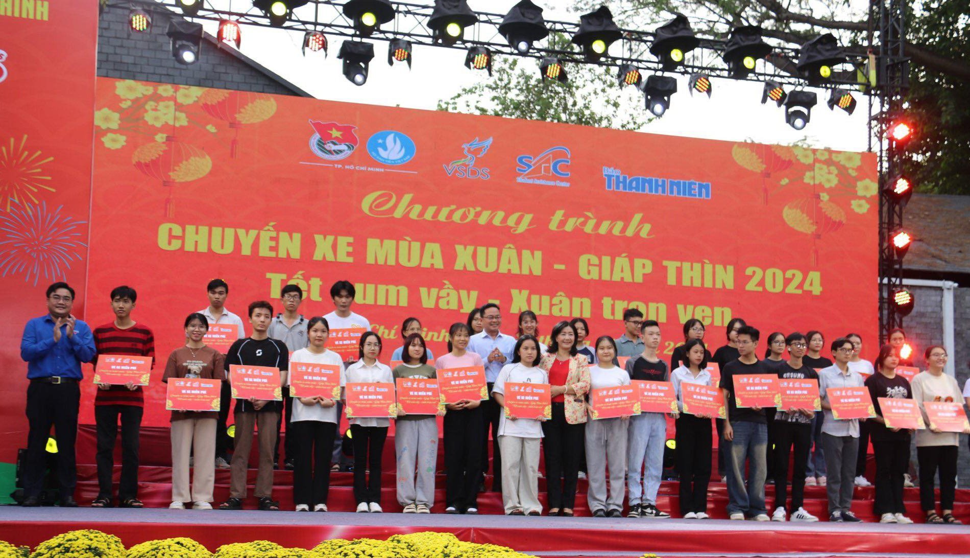 Nước mắt hạnh phúc trên chuyến xe mùa Xuân chở người lao động, sinh viên nghèo về quê ăn Tết- Ảnh 8.