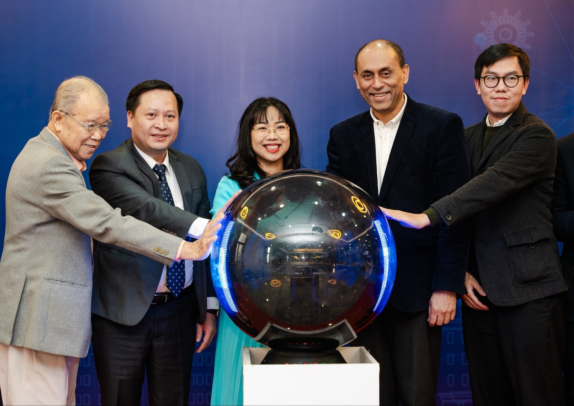 Các chuyên gia, nhà khoa học và đại diện Cục Ứng dụng và Phát triển công nghệ - Bộ KHCN và Trường ĐH VinUni khởi động dự án xây dựng Bộ chỉ số ĐMST ngành.