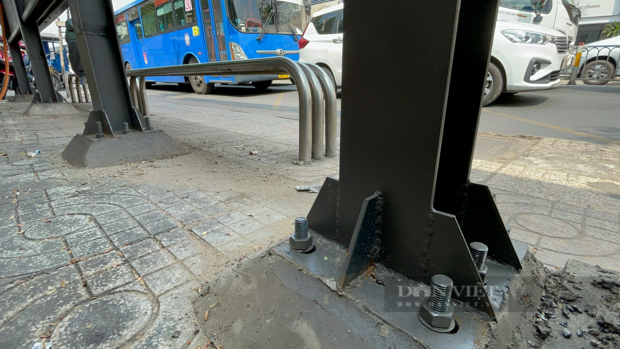 Nhiều trạm xe buýt ở TP.HCM được sửa chữa đón Tết- Ảnh 5.