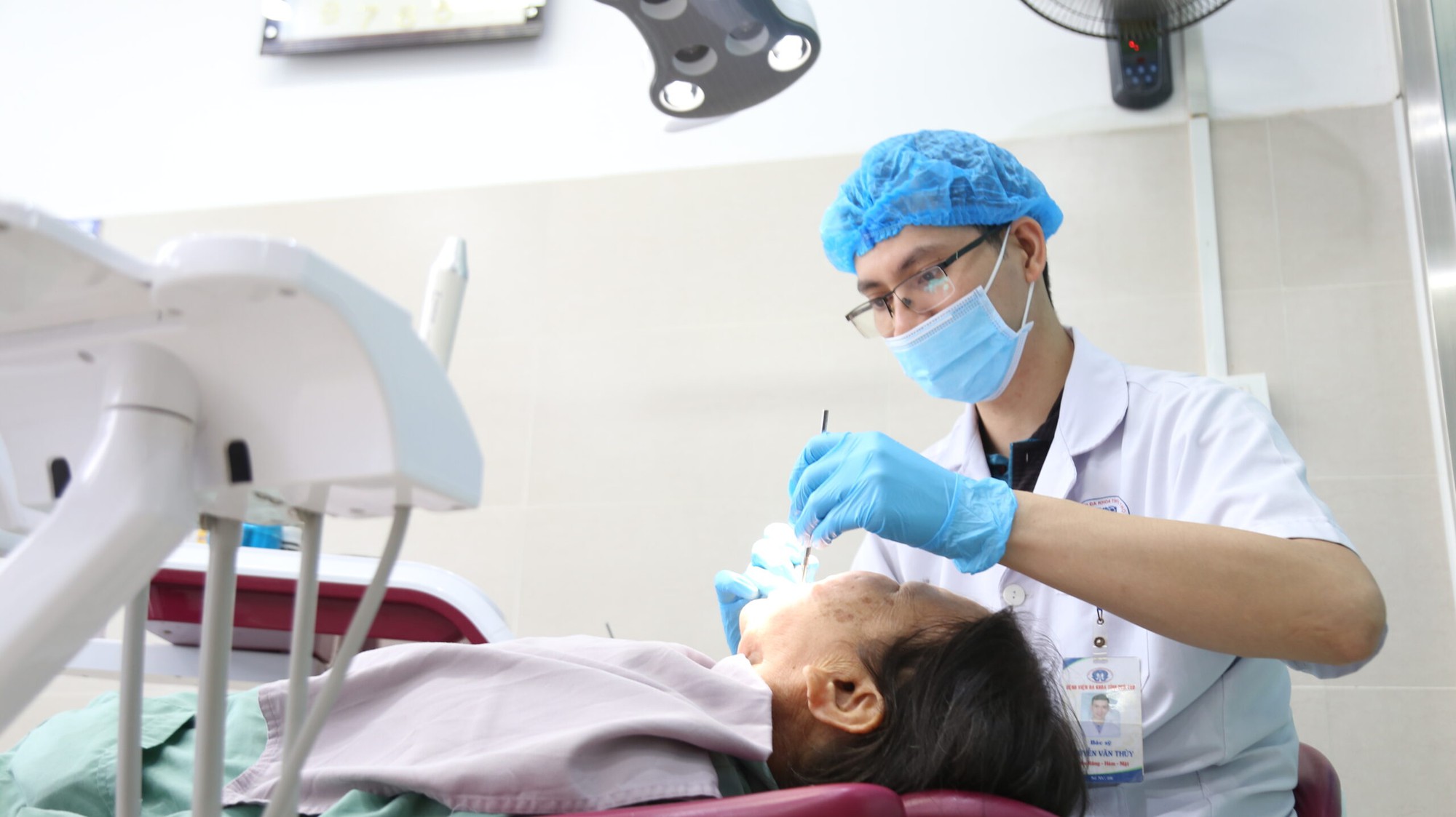 Nhổ răng sau 4 tháng vẫn đau đớn, không lành vết thương- Ảnh 1.