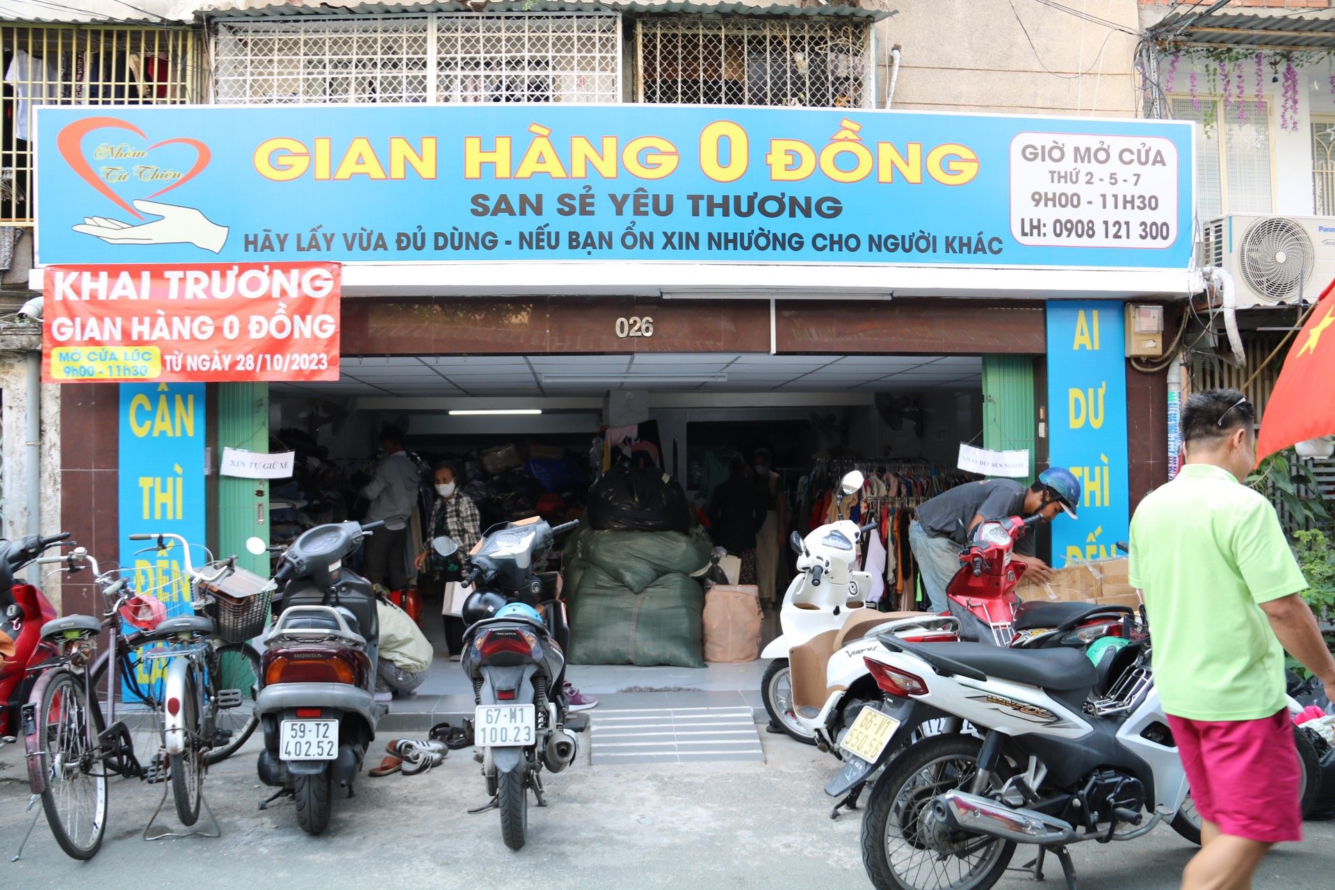 Ấm lòng cửa hàng 0 đồng giữa lòng Sài Gòn - Ảnh 1.