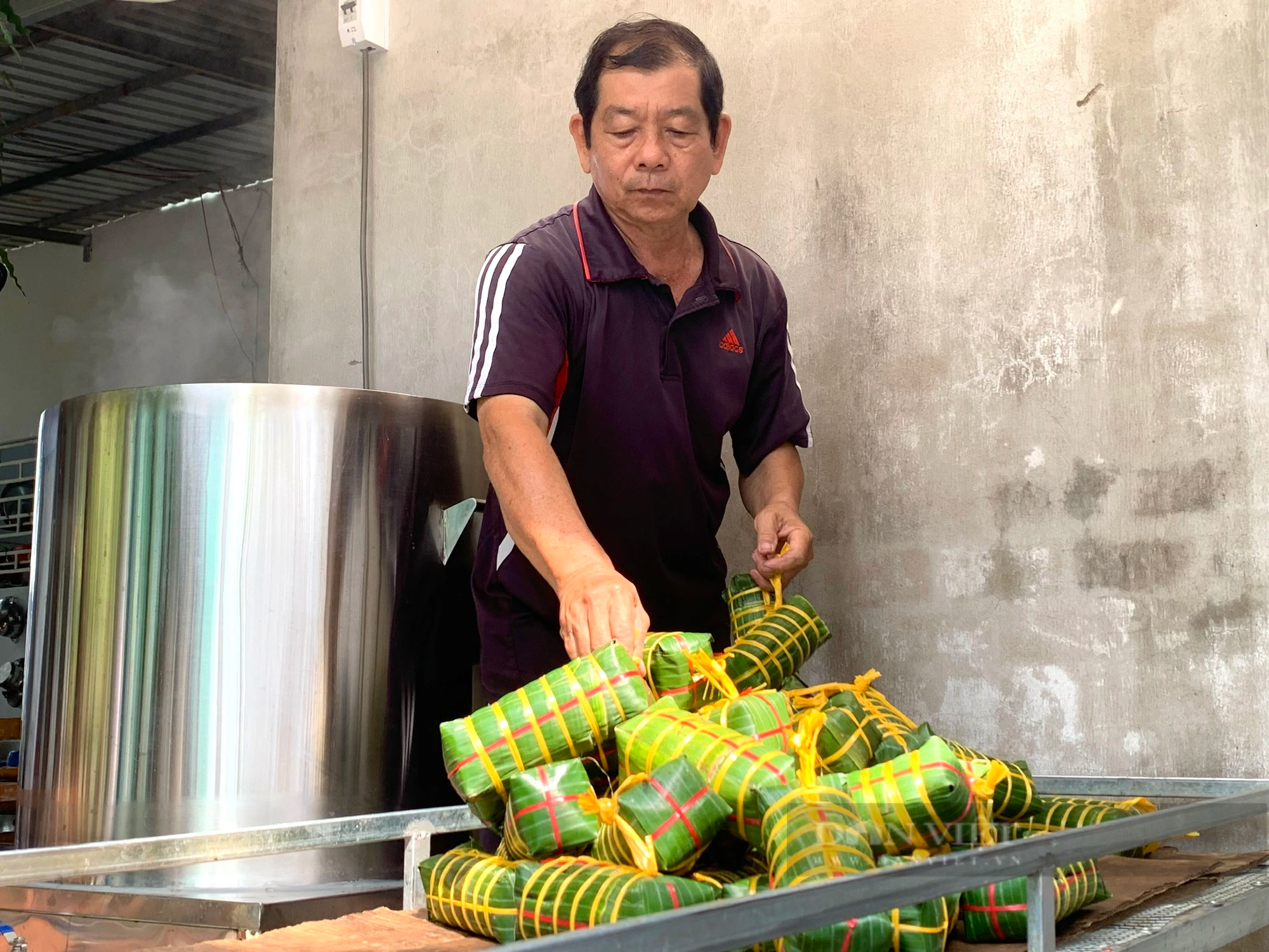 Cận cảnh lò bánh tét nức danh Cần Thơ tất bật những ngày gần giáp Tết- Ảnh 8.