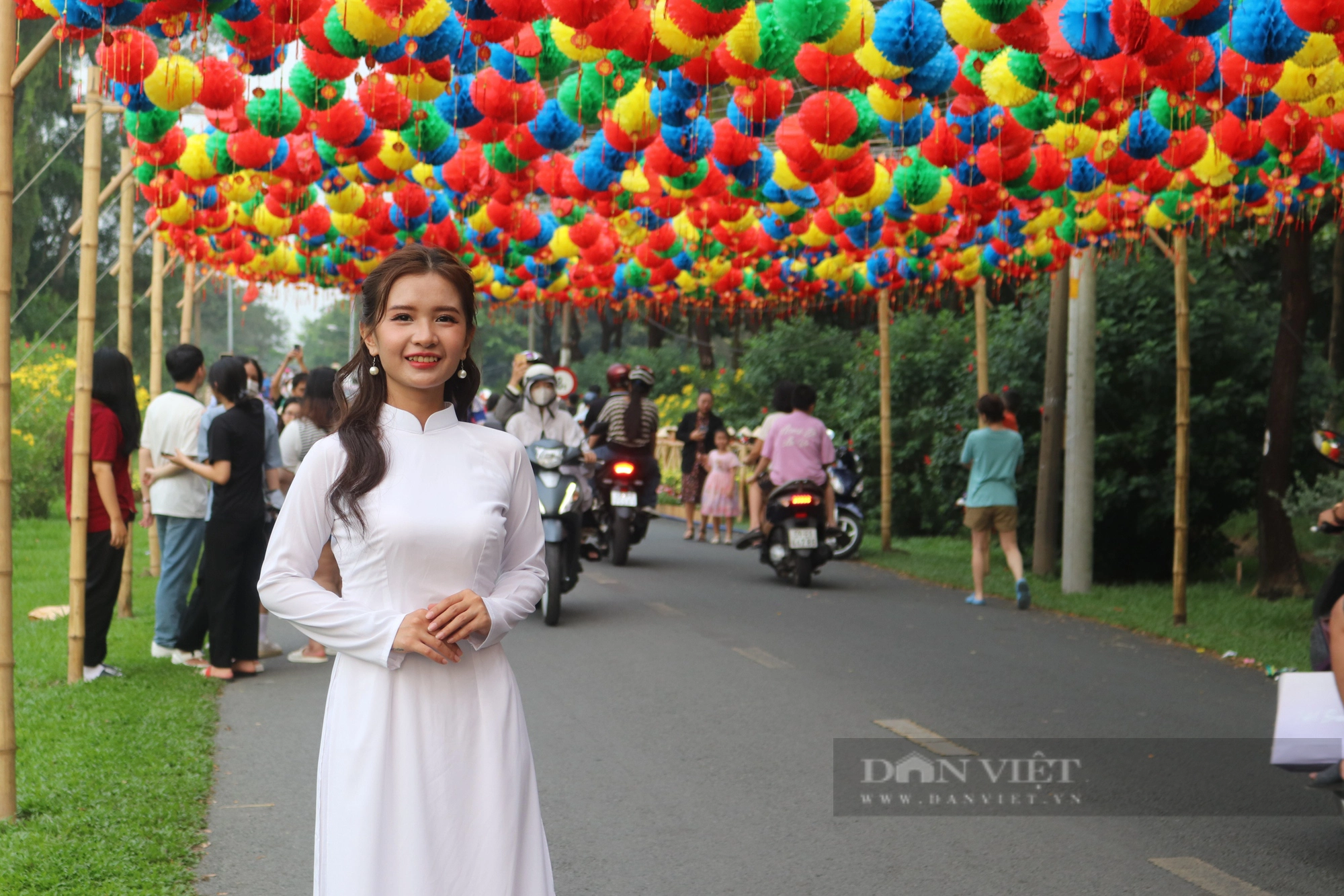 Công viên rộng lớn ở TP.HCM tràn ngập không khí Tết: Nhiều người tìm đến lưu giữ những khoảnh khắc đẹp  - Ảnh 3.