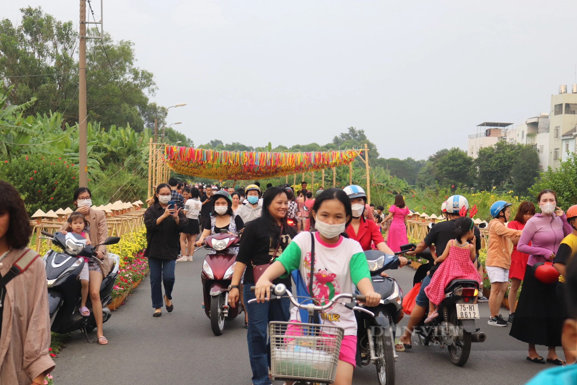 Công viên rộng lớn ở TP.HCM tràn ngập không khí Tết: Nhiều người tìm đến lưu giữ những khoảnh khắc đẹp  - Ảnh 10.