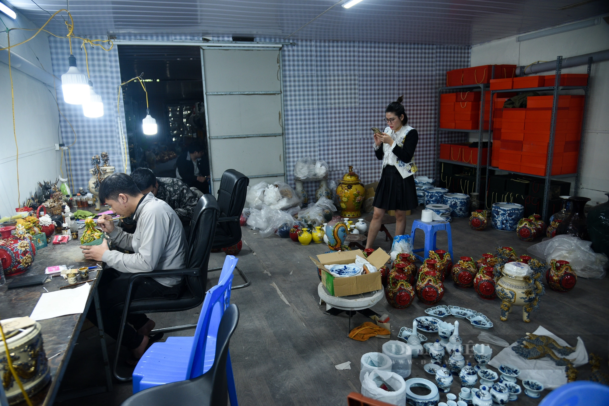 "Đột nhập" xưởng sản xuất ấn Rồng dát vàng phục vụ Tết Giáp Thìn 2024- Ảnh 6.