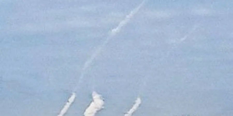 Ukraine phá hủy cây cầu quan trọng của Nga gần Mariupol- Ảnh 1.