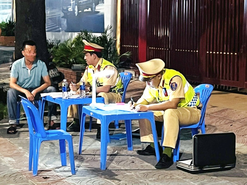 Thầy dạy lái điều khiển xe trong tình trạng nồng độ cồn trong khí thở vượt mức kịch khung- Ảnh 1.