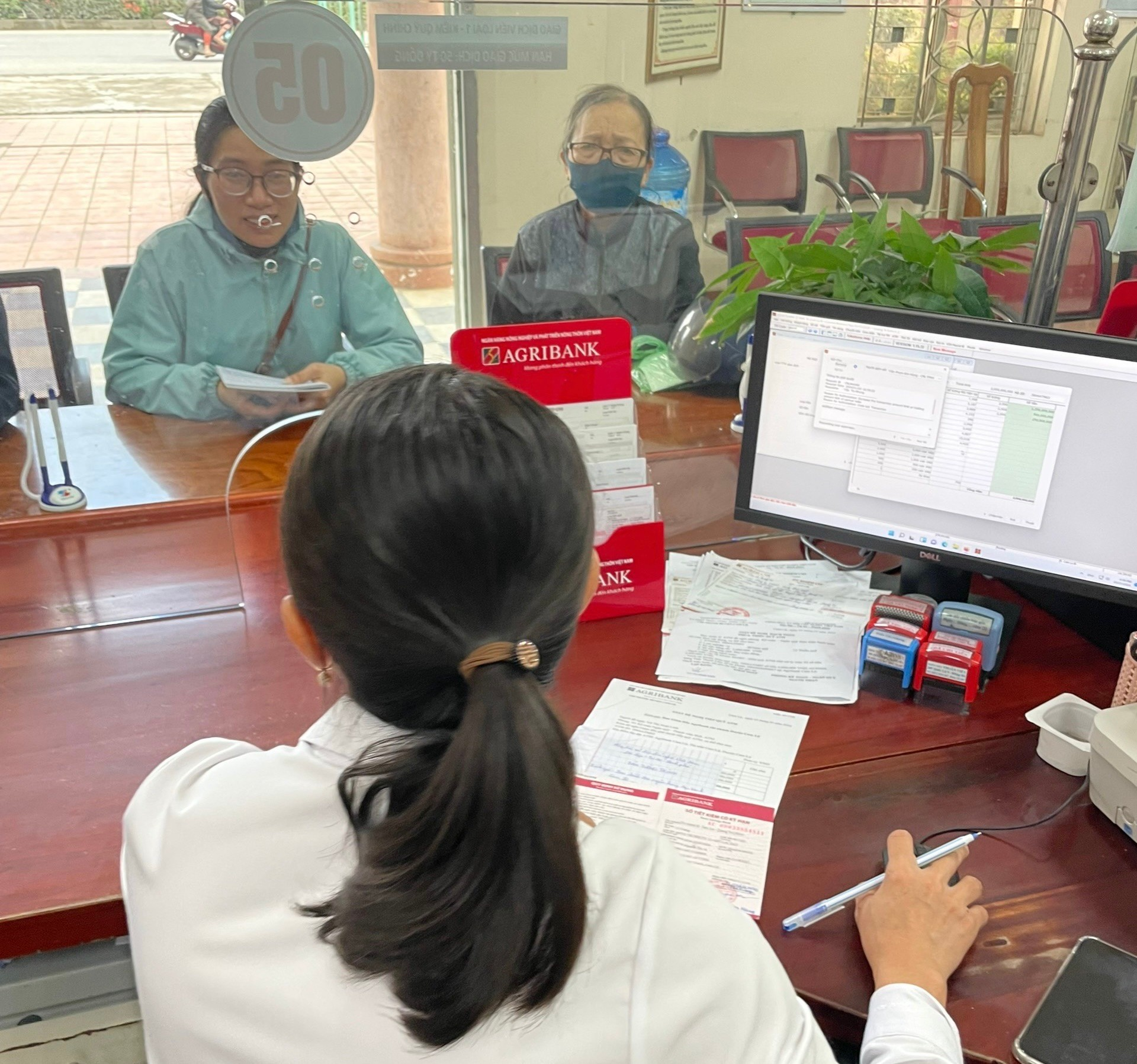 Quảng Trị: Nhân viên Agribank Cam Lộ nhanh trí giúp khách hàng tránh được “bẫy” chuyển tiền qua mạng- Ảnh 2. Quảng Trị: Nhân viên Agribank Cam Lộ nhanh trí giúp khách hàng tránh được “bẫy” chuyển tiền qua mạng- Ảnh 2.