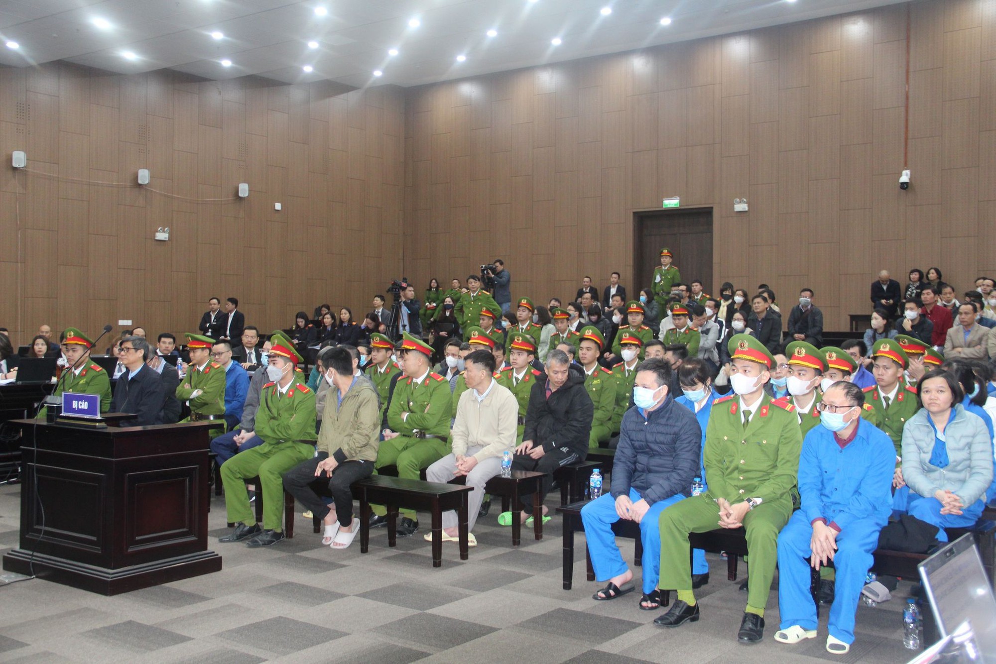 Nhận hối lộ tiền tỷ trong vụ Việt Á nhưng cựu Vụ trưởng vẫn được luật sư cho rằng đã "xé rào"- Ảnh 3.