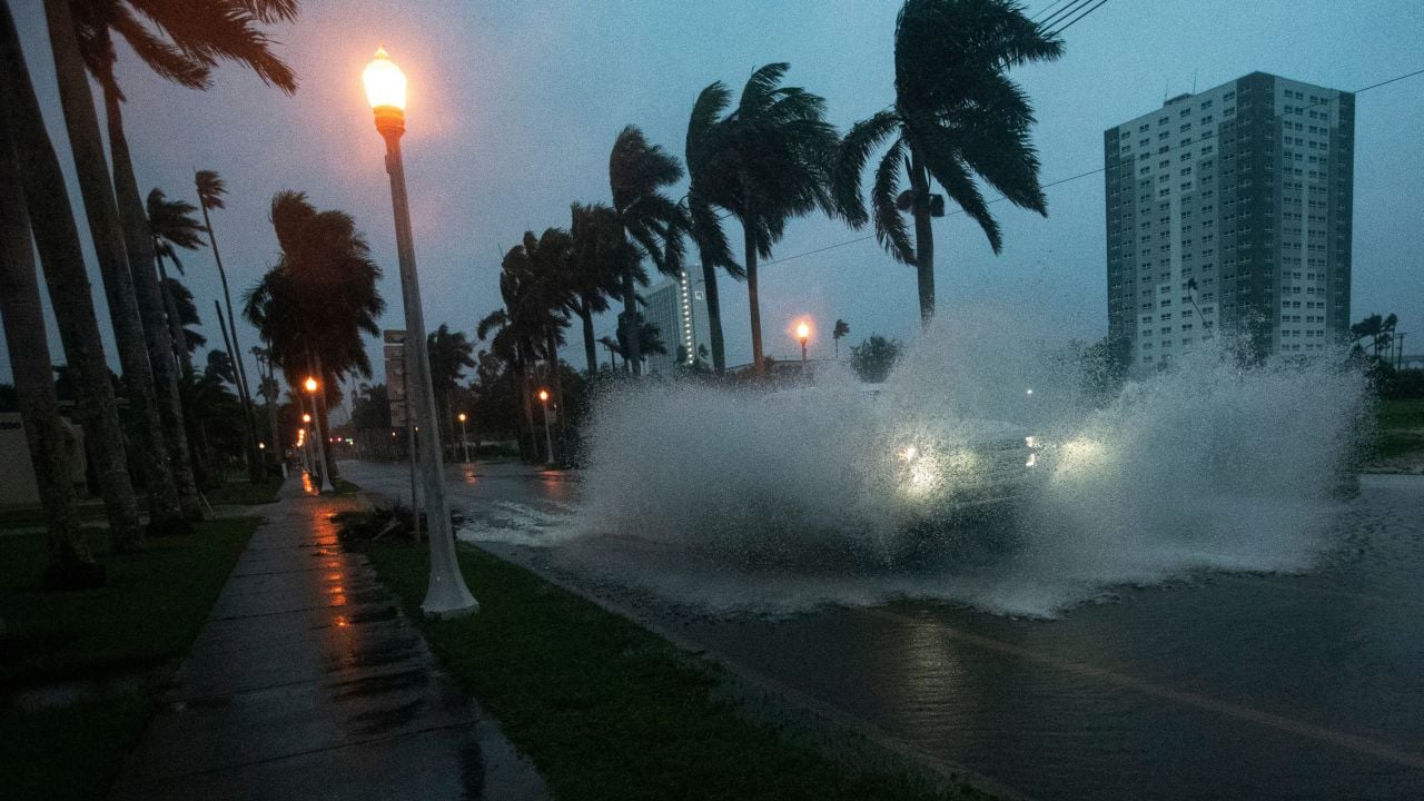 Siêu bão Milton đổ bộ càn quét Florida, có báo cáo nhiều người tử vong - Ảnh 2.