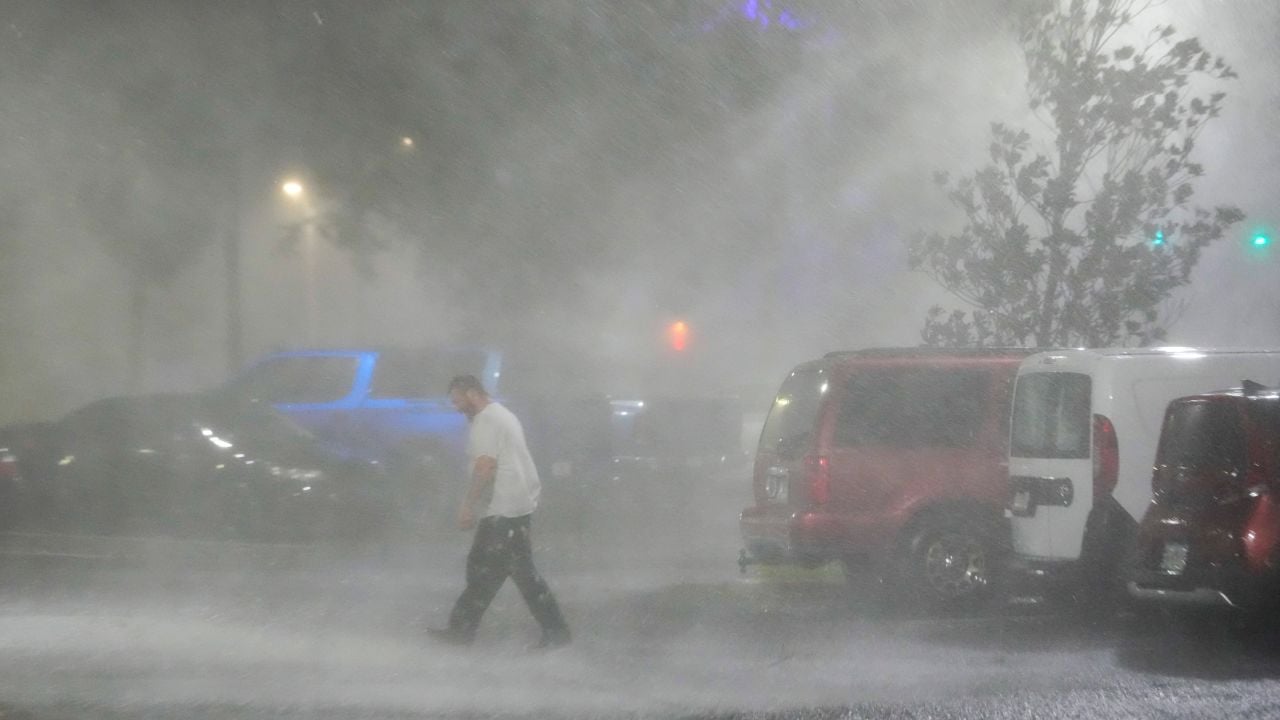 Siêu bão Milton đổ bộ càn quét Florida, có báo cáo nhiều người tử vong - Ảnh 4.