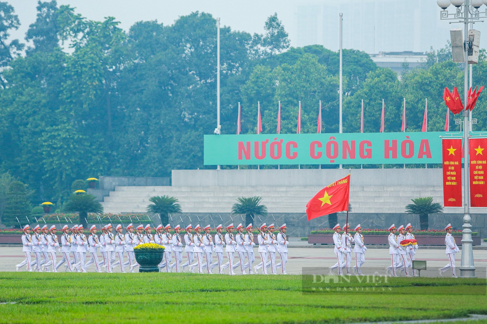 Người dân mặc áo cờ đỏ sao vàng tưng bừng xuống phố mừng kỉ niệm 70 năm ngày Giải phóng Thủ đô - Ảnh 3.