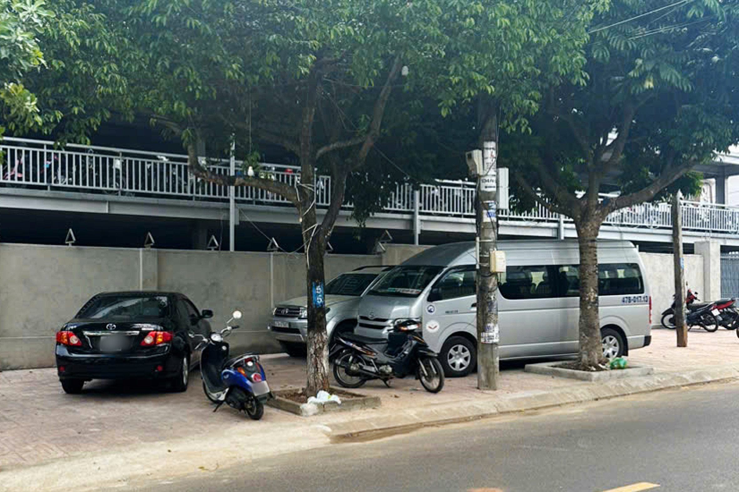 Ô tô bị xịt sơn, trường tố phá hoại nhưng lại bị dân tố ngược đậu xe sai quy định- Ảnh 2.