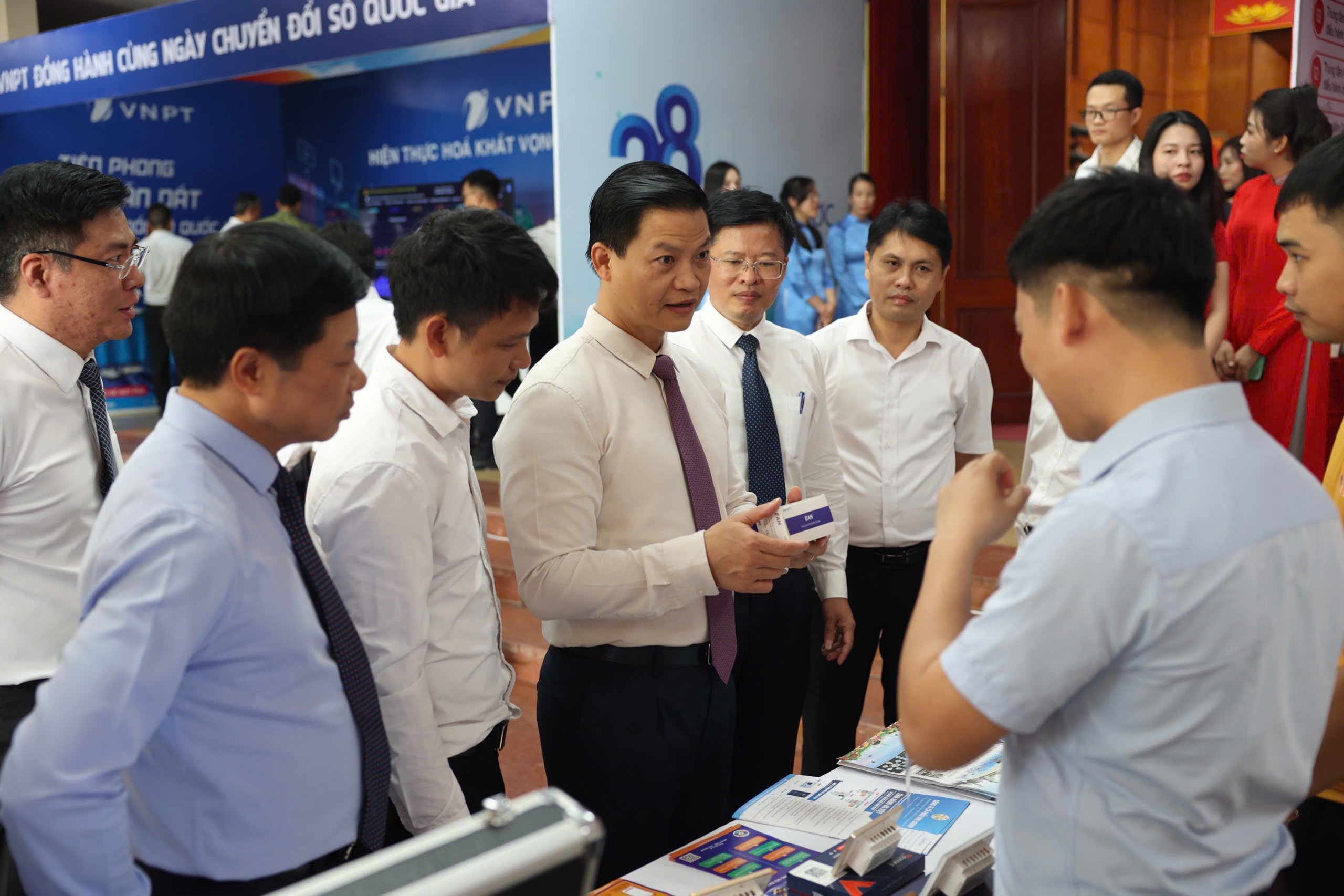 Bắc Ninh đi tiên phong, dẫn đầu cả nước về nhiều nội dung chuyển đổi số - Ảnh 2.