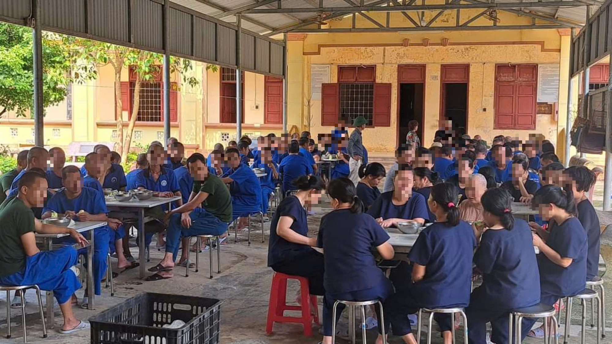 Phòng Chủ tịch HĐND xã ở Quảng Trị bị ném đá- Ảnh 1.