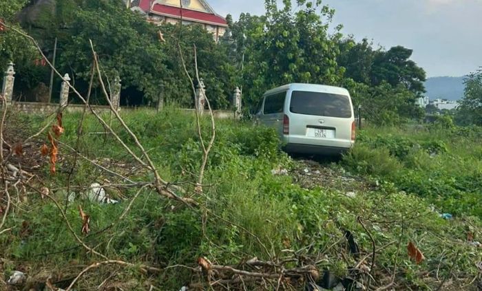 Tài xế bỏ lại ô tô, nhảy xuống ao trốn kiểm tra nồng độ cồn, có thể bị xử lý những lỗi vi phạm nào?- Ảnh 2.