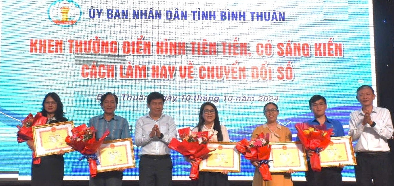 Trao thưởng cuộc thi trực tuyến "Tìm hiểu về chuyển đổi số" tỉnh Bình Thuận năm 2024 - Ảnh 4.