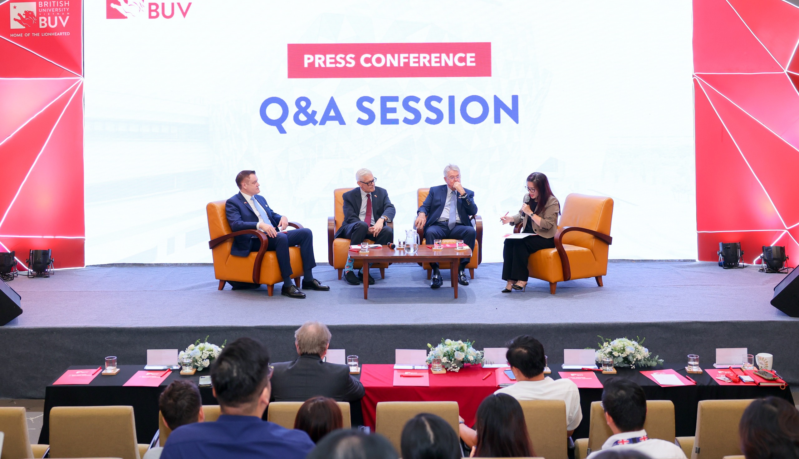 Một trường đại học mở thêm 7 ngành học "hot" mới năm 2025, cam kết đầu ra - Ảnh 2.