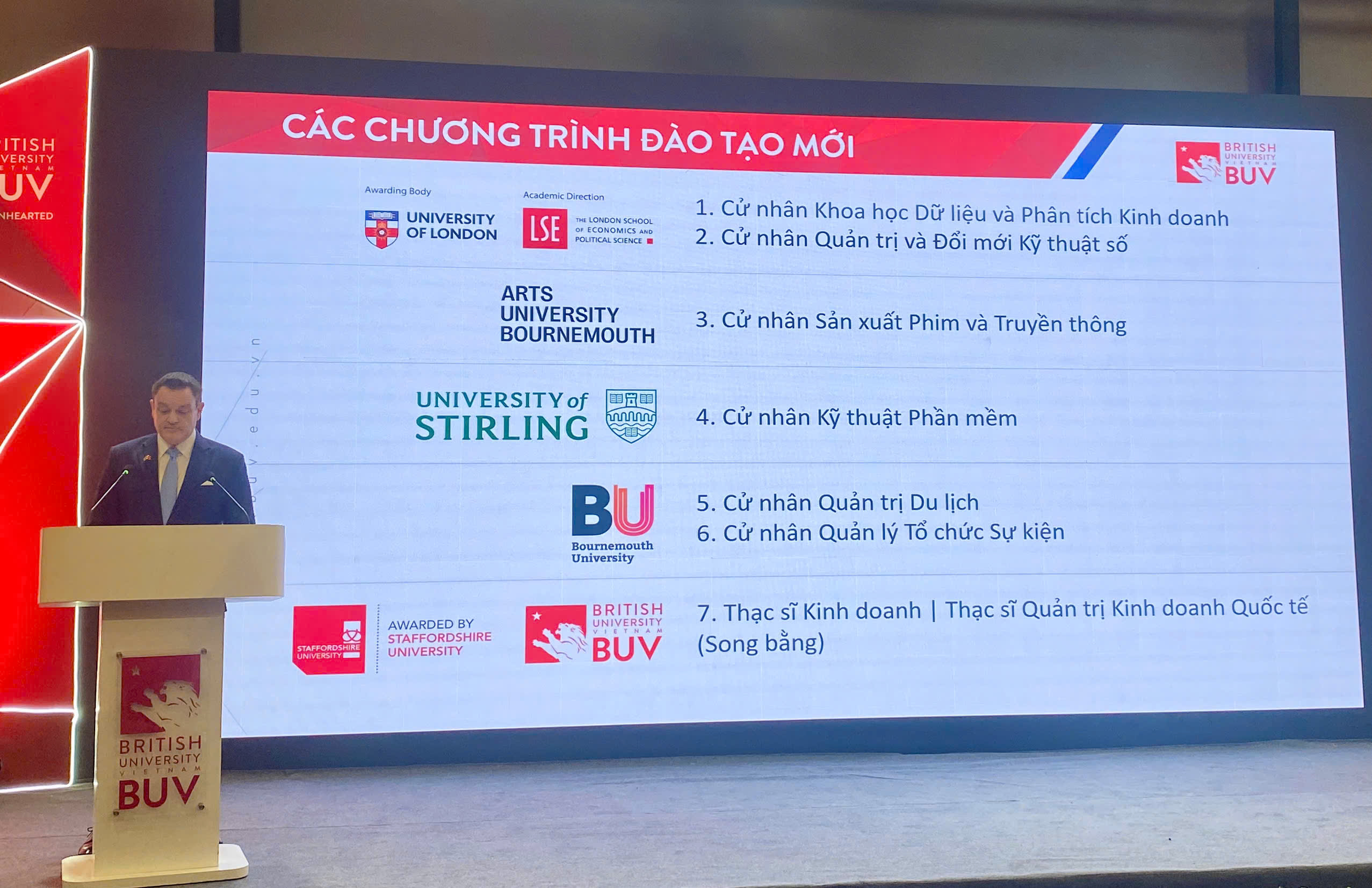 Một trường đại học mở thêm 7 ngành học "hot" mới năm 2025, cam kết đầu ra - Ảnh 1.