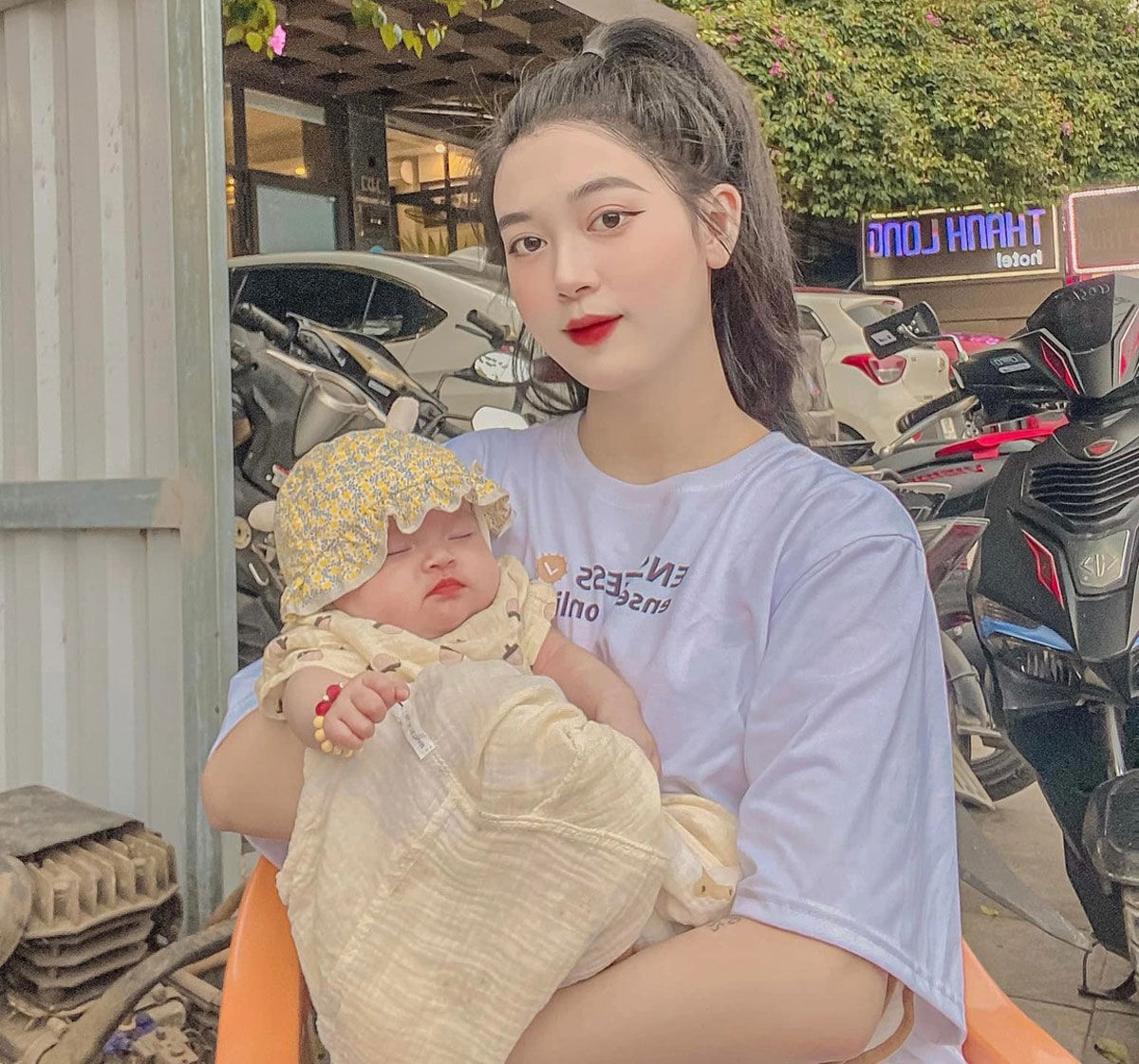 Vẻ gợi cảm khó cưỡng của hot girl 2K "ăn cơm trước kẻng" với hậu vệ Hà Nội FC - Ảnh 8.