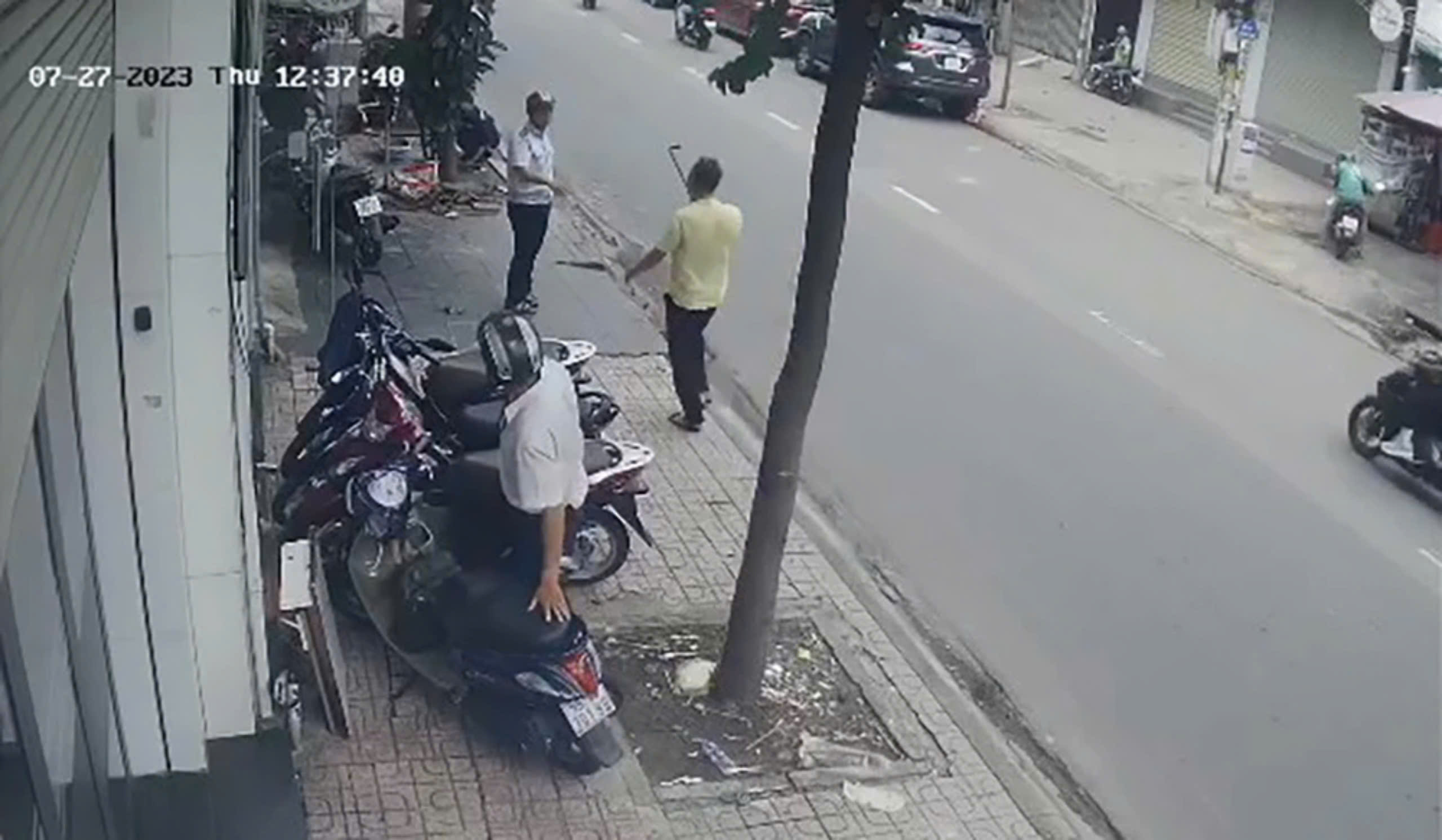 Khởi tố chủ tiệm tóc cầm gậy sắt truy đuổi cơ quan chức năng - Ảnh 1.
