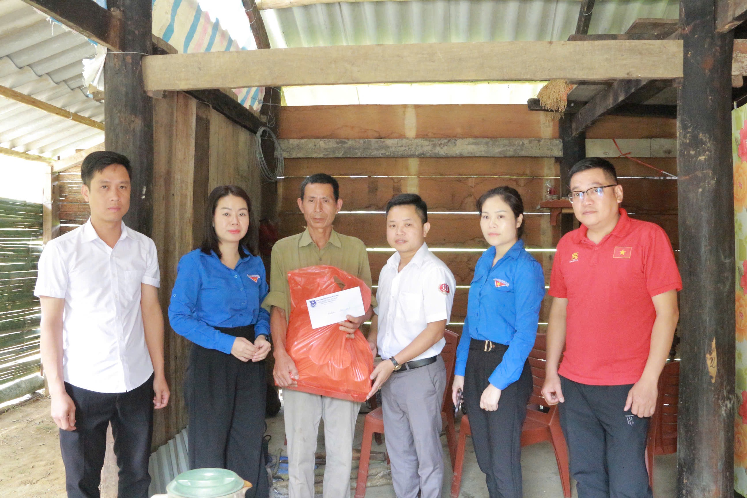 Hơn 1,3 tỷ đồng Đoàn Thanh niên cộng sản Hồ Chí Minh hỗ trợ đồng bào Cao Bằng, Bắc Kạn- Ảnh 1. Hơn 1,3 tỷ đồng Đoàn Thanh niên cộng sản Hồ Chí Minh hỗ trợ đồng bào Cao Bằng, Bắc Kạn- Ảnh 1.