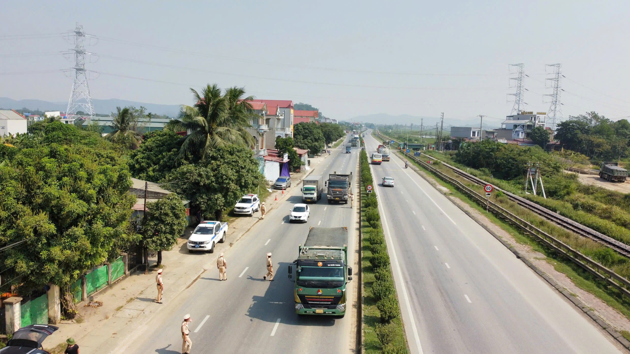 Thanh Hoá: CSGT tăng cường xử lý, xe dấu hiệu quá khổ quá tải giảm đáng kể- Ảnh 1.