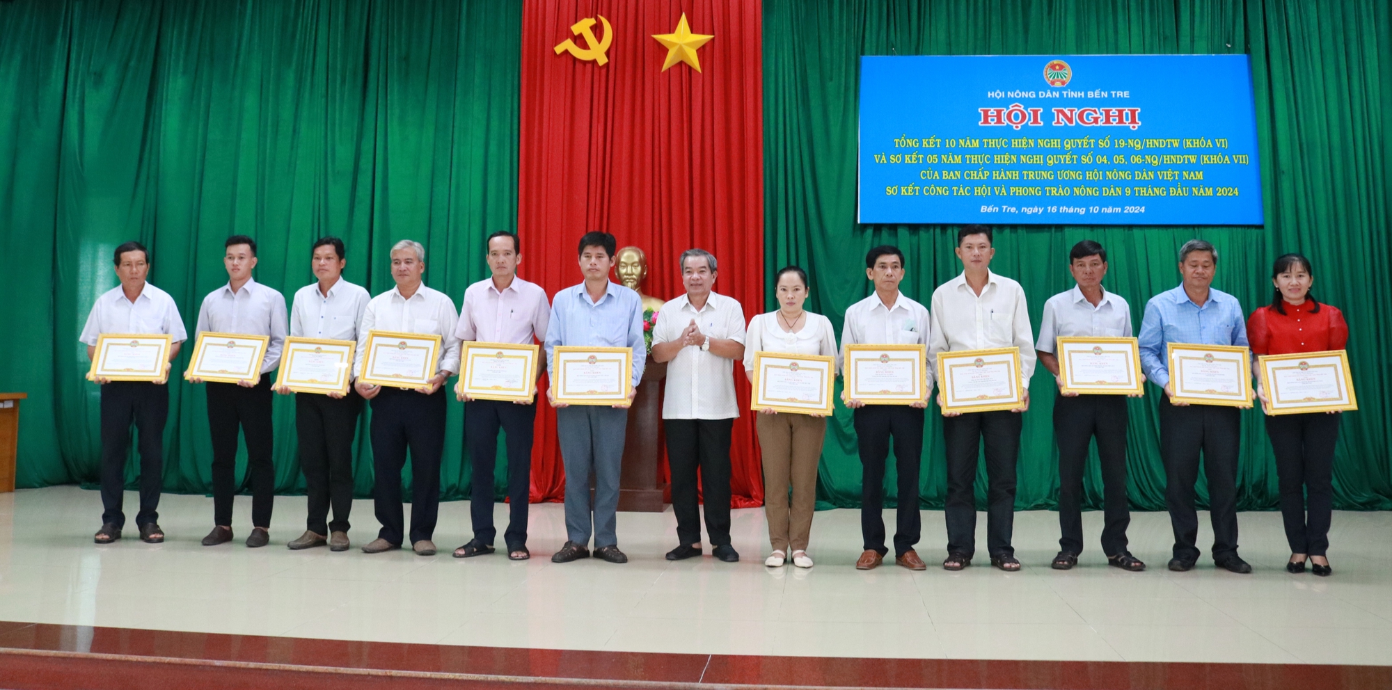 Bến Tre khen thưởng các tập thể, cá nhân thực hiện tốt các Nghị quyết BCH Trung ương Hội NDVN- Ảnh 1.